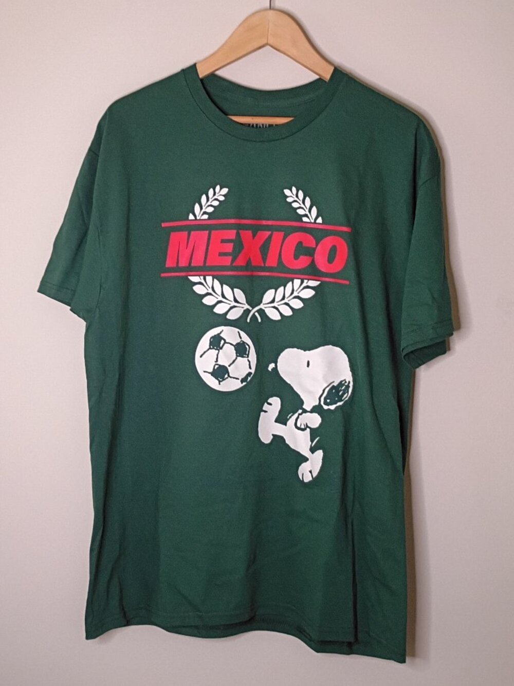 Green Mexico Snoopy Peanuts Soccer Football Men's Medium Big Graphic T-Shirt
